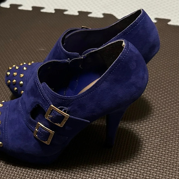 Royal Blue Suede studded heels G by Guess size 9 - Picture 5 of 7